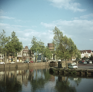 119649 Gezicht over de Stadsbuitengracht te Utrecht, ter hoogte van de Weerdsluis, met links de Bemuurde Weerd O.Z en ...